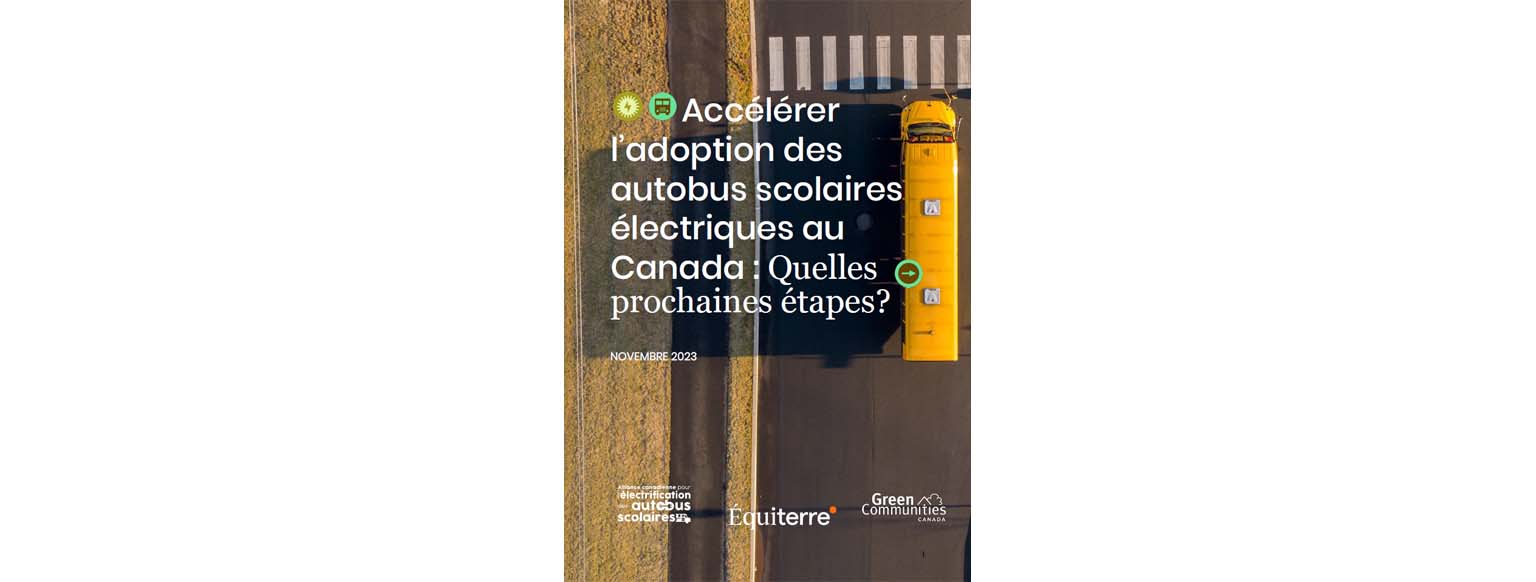 Couverture du rapport pour l'Accélération de l'adoption des autobus scolaires électriques au Canada : Watt's Next daté de novembre 2023 avec image en plongée d'un autobus scolaire. Logos de l'Alliance canadienne des autobus scolaires électriques, d'Équiterre et de Communautés vertes Canada.